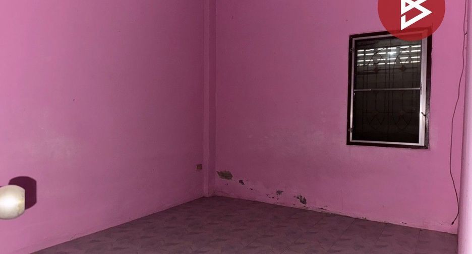 À vendre 4 chambres maison de ville à Mueang Chon Buri, Chonburi