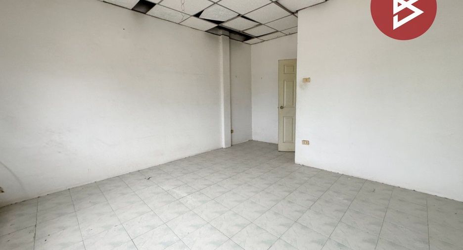 À vendre 4 chambres maison de ville à Mueang Chon Buri, Chonburi