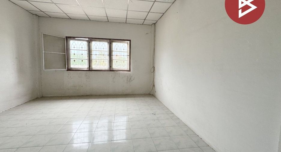À vendre 4 chambres maison de ville à Mueang Chon Buri, Chonburi