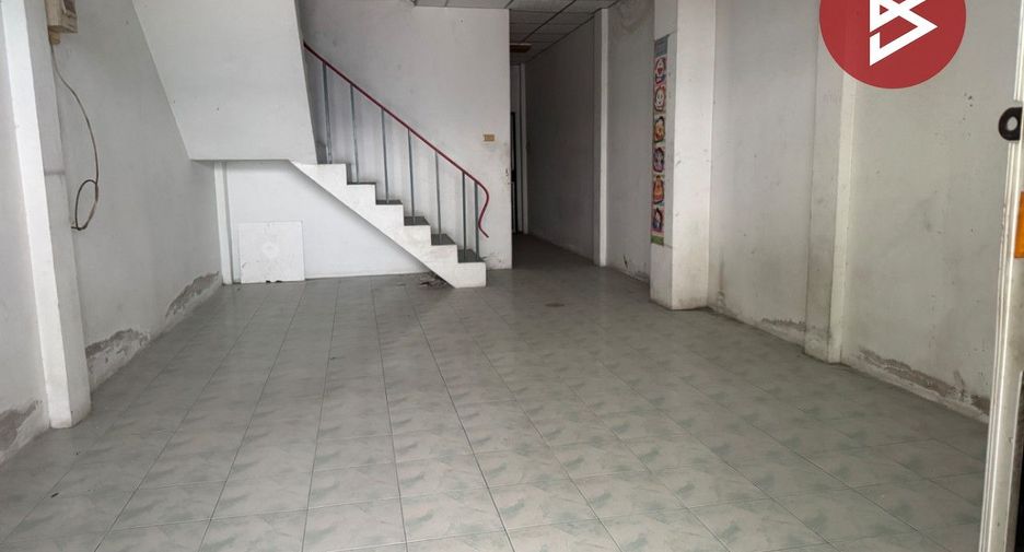 À vendre 4 chambres maison de ville à Mueang Chon Buri, Chonburi