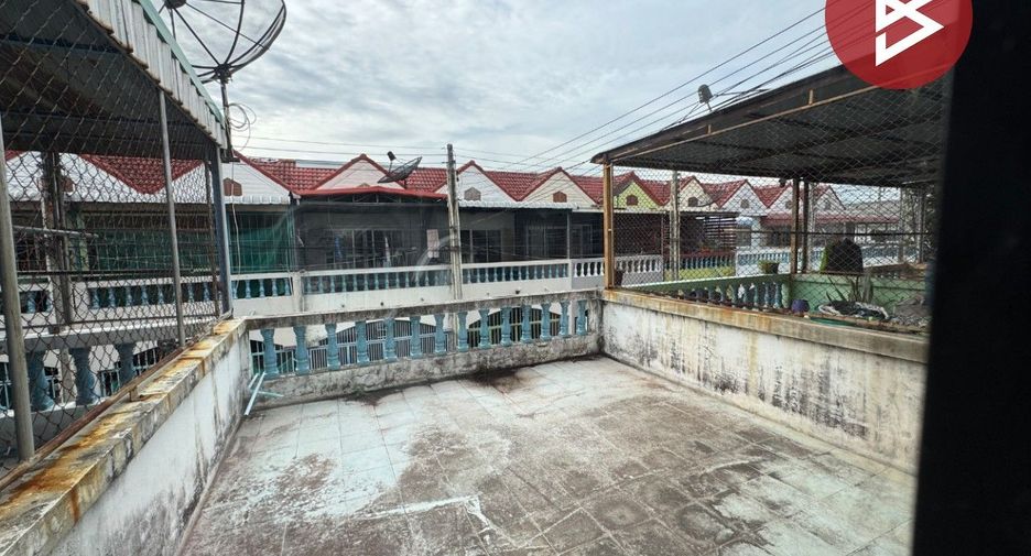 À vendre 4 chambres maison de ville à Mueang Chon Buri, Chonburi