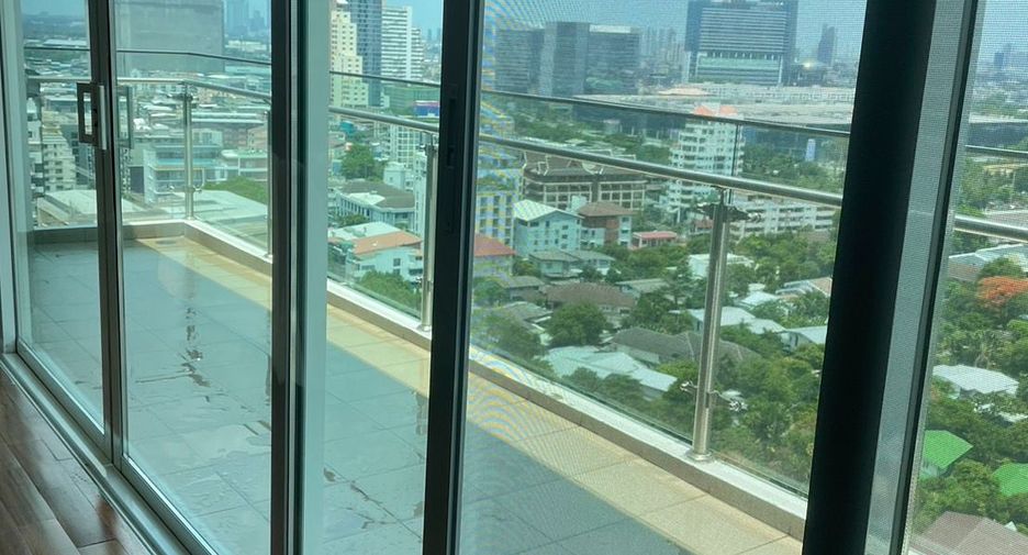 For rent 3 bedrooms apartment in Khlong Toei, Bangkok