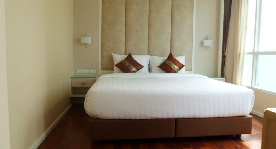 For rent 3 bedrooms apartment in Khlong Toei, Bangkok