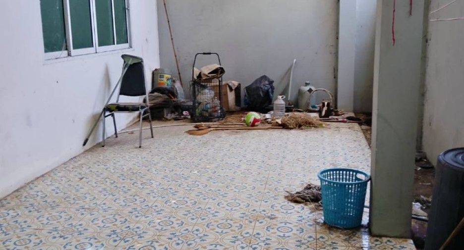 For sale 3 bedrooms retail Space in Mueang Surin, Surin