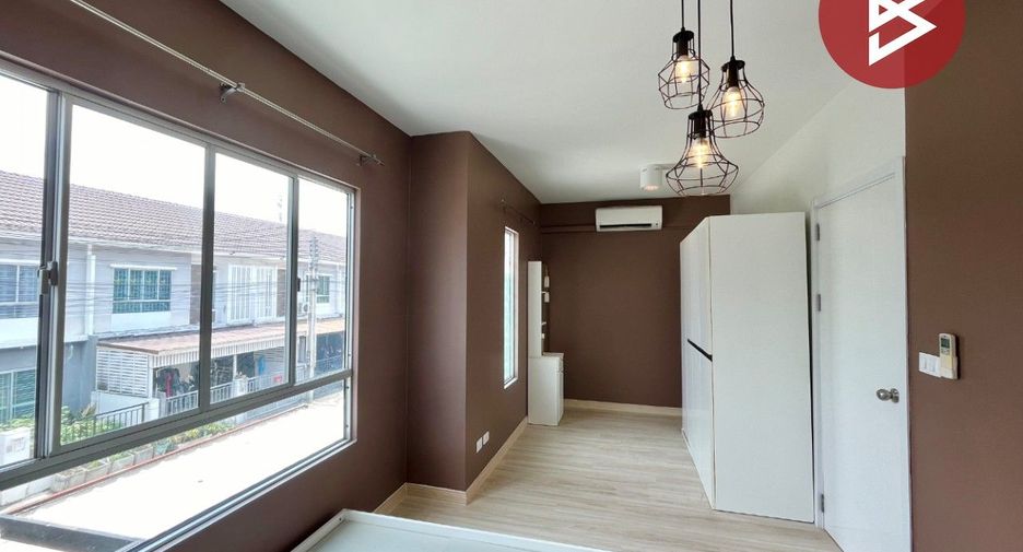 Casa adosada en venta de 3 habitaciones en Si Racha, Chonburi