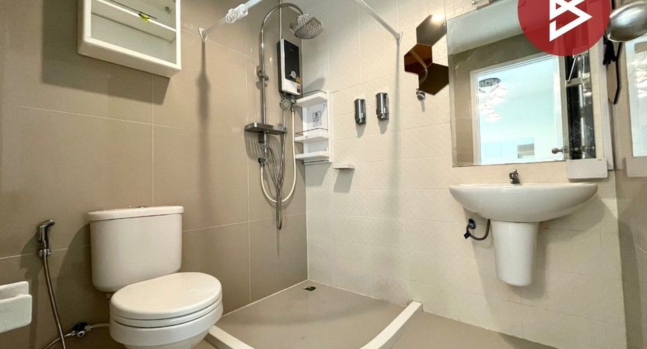 Casa adosada en venta de 3 habitaciones en Si Racha, Chonburi