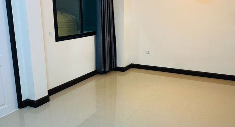 Casa adosada en venta de 3 habitaciones en Phan Thong, Chonburi
