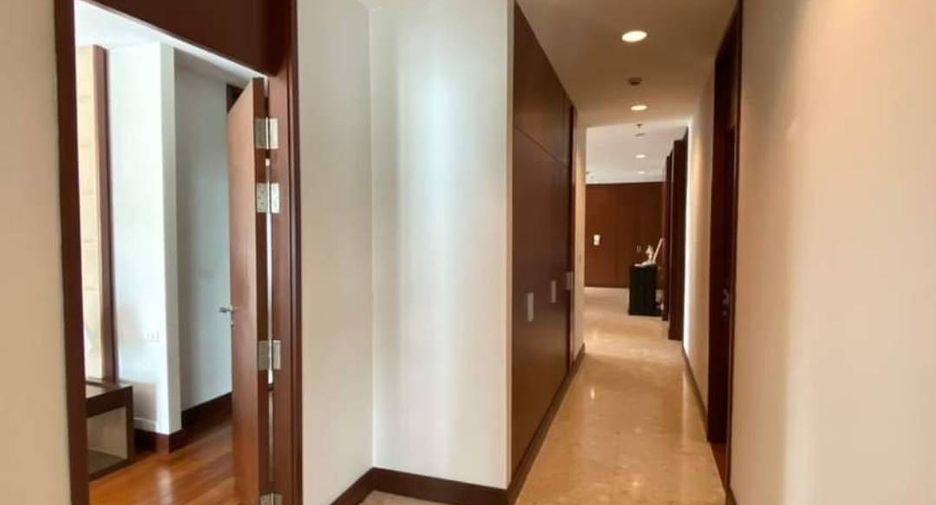For rent 3 bedrooms apartment in Pathum Wan, Bangkok