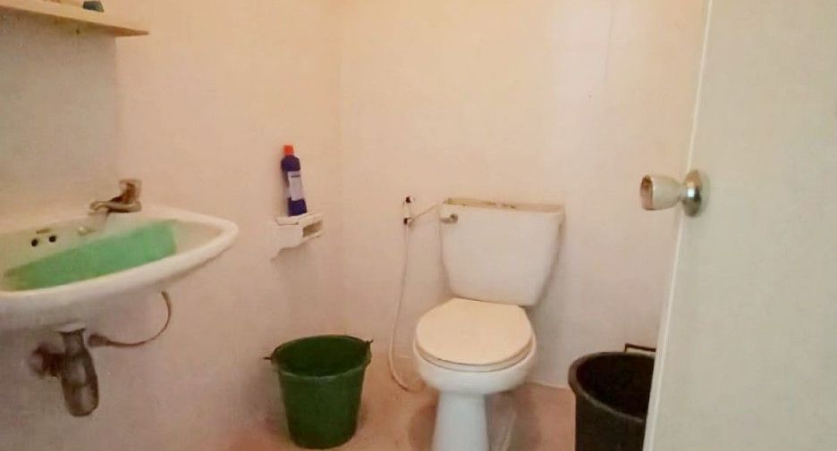 Casa adosada en venta de 2 habitaciones en Phra Samut Chedi, Samut Prakan