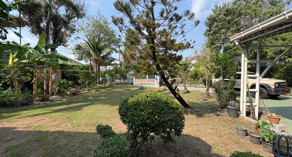 For sale 5 bedrooms house in Mueang Samut Prakan, Samut Prakan