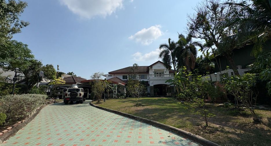 For sale 5 bedrooms house in Mueang Samut Prakan, Samut Prakan