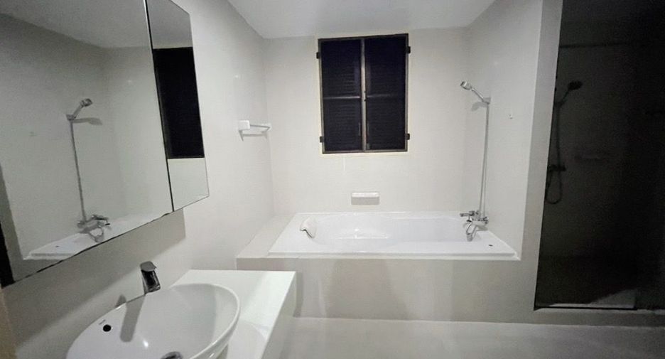 For rent and for sale 2 bedrooms apartment in Huai Khwang, Bangkok