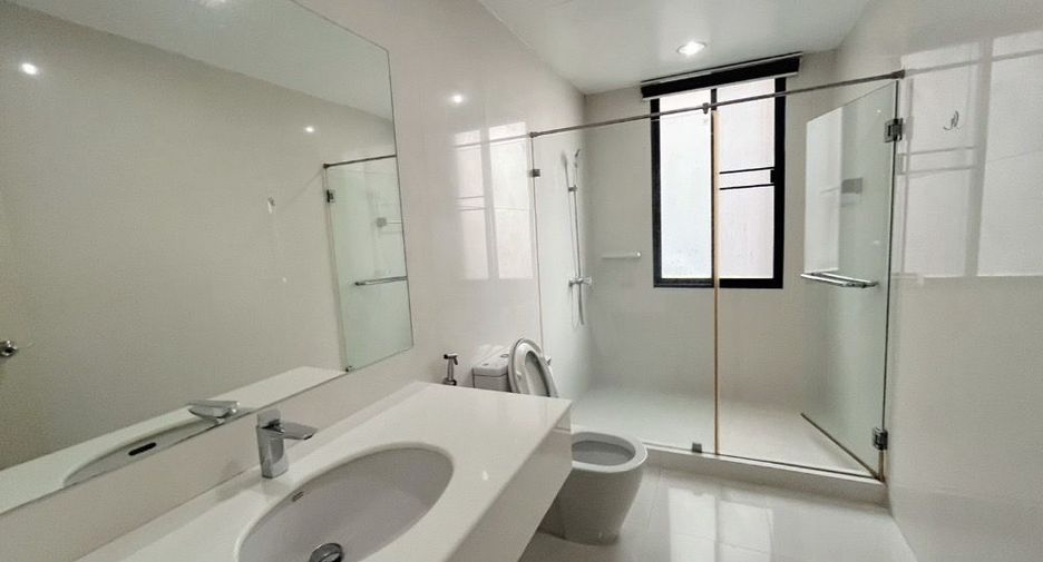 For rent and for sale 2 bedrooms apartment in Huai Khwang, Bangkok