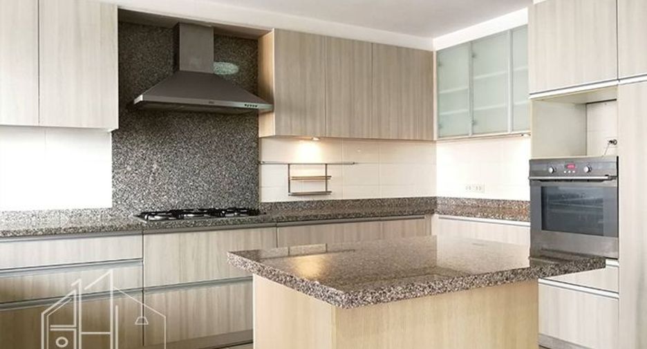 For rent 3 bedrooms apartment in Khlong Toei, Bangkok