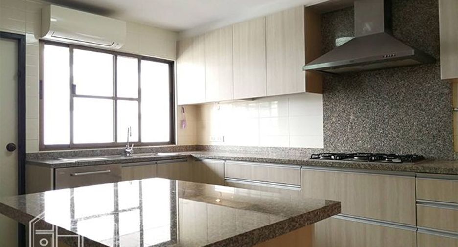 For rent 3 bedrooms apartment in Khlong Toei, Bangkok