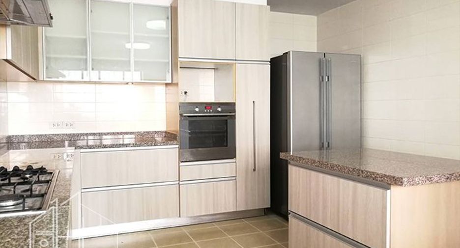 For rent 3 bedrooms apartment in Khlong Toei, Bangkok