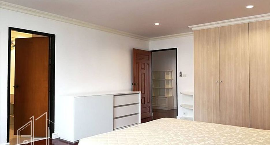 For rent 3 bedrooms apartment in Khlong Toei, Bangkok