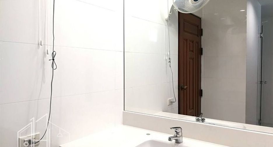 For rent 3 bedrooms apartment in Khlong Toei, Bangkok