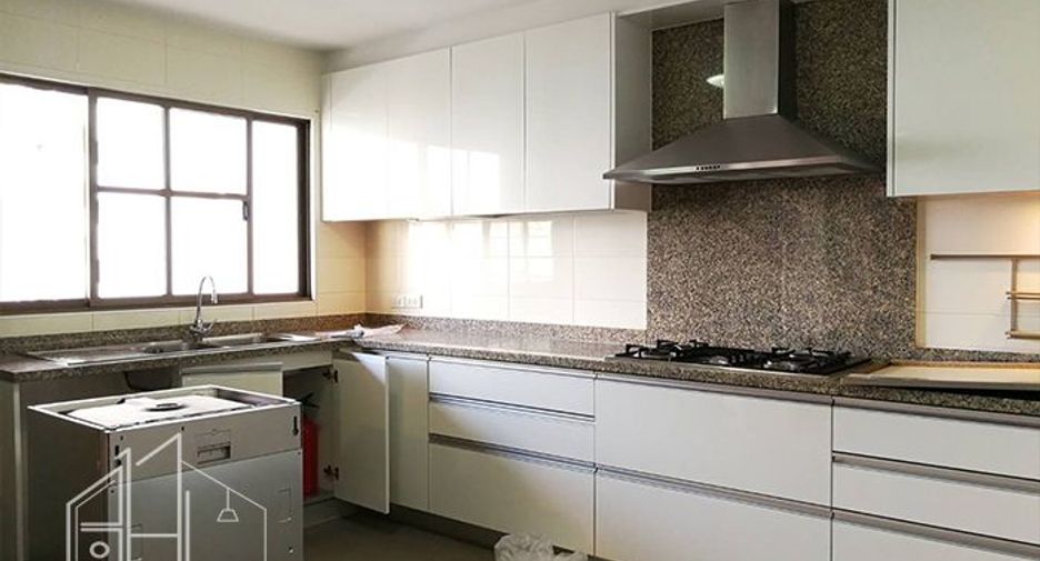 For rent 3 bedrooms condo in Khlong Toei, Bangkok