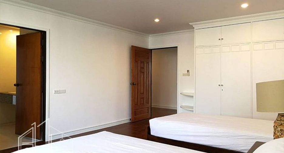 For rent 3 bedrooms condo in Khlong Toei, Bangkok
