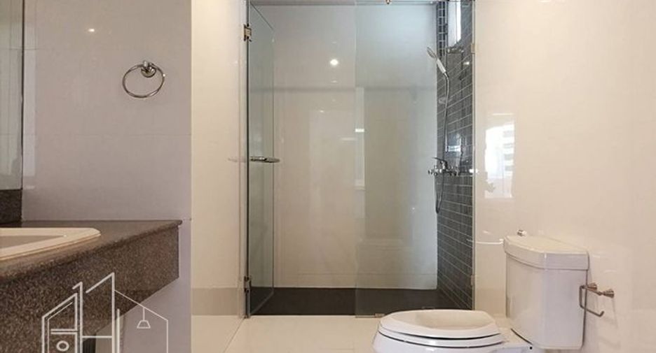 For rent 3 bedrooms condo in Khlong Toei, Bangkok