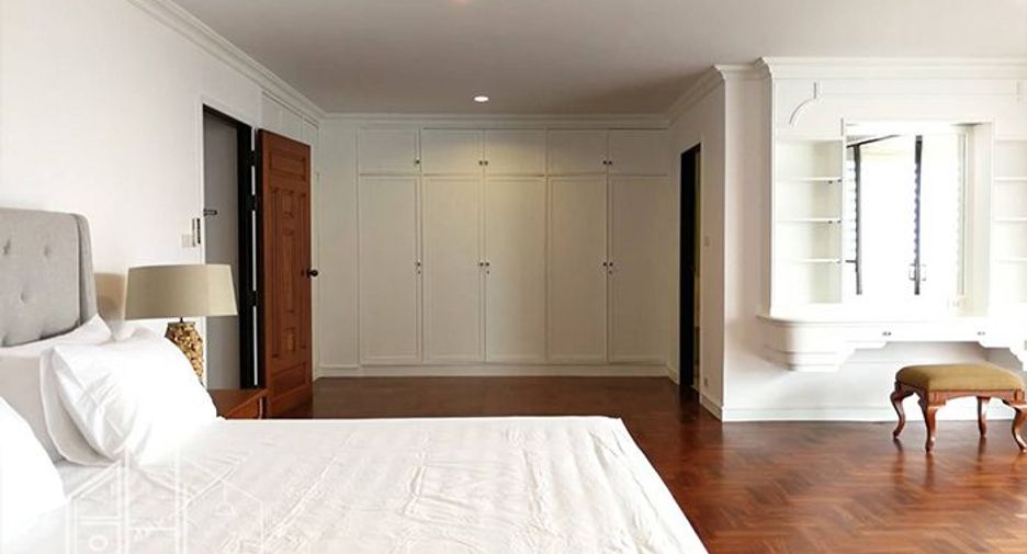 For rent 3 bedrooms condo in Khlong Toei, Bangkok