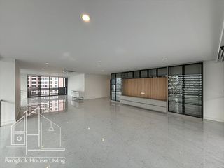 For rent 4 bedrooms apartment in Khlong Toei, Bangkok