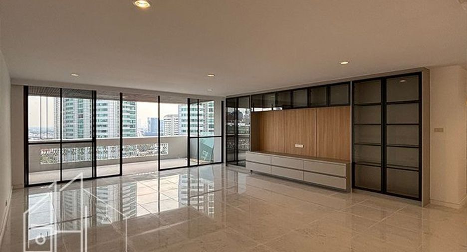 For rent 4 bedrooms apartment in Khlong Toei, Bangkok