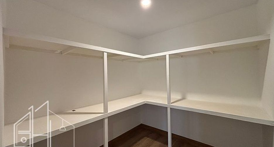 For rent 4 bedrooms apartment in Khlong Toei, Bangkok