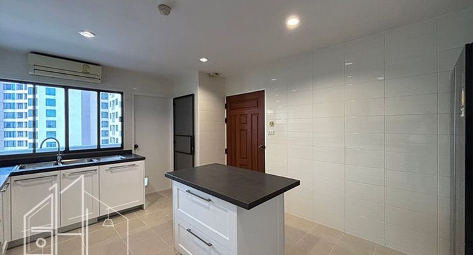 For rent 4 bedrooms apartment in Khlong Toei, Bangkok
