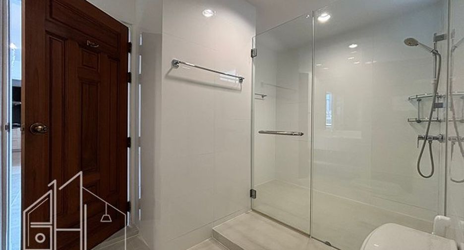 For rent 4 bedrooms apartment in Khlong Toei, Bangkok