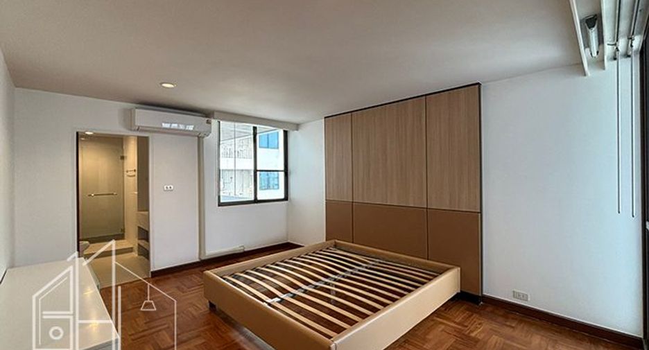For rent 4 bedrooms apartment in Khlong Toei, Bangkok