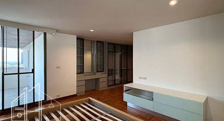 For rent 4 bedrooms apartment in Khlong Toei, Bangkok