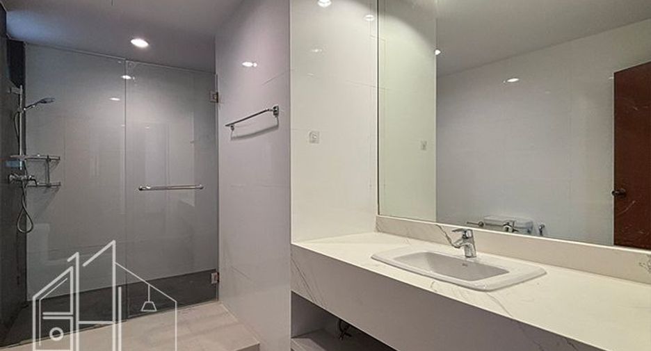 For rent 4 bedrooms apartment in Khlong Toei, Bangkok