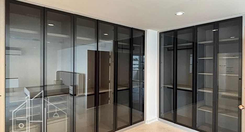 For rent 4 bedrooms apartment in Khlong Toei, Bangkok
