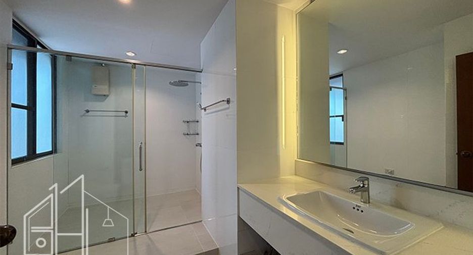 For rent 4 bedrooms apartment in Khlong Toei, Bangkok