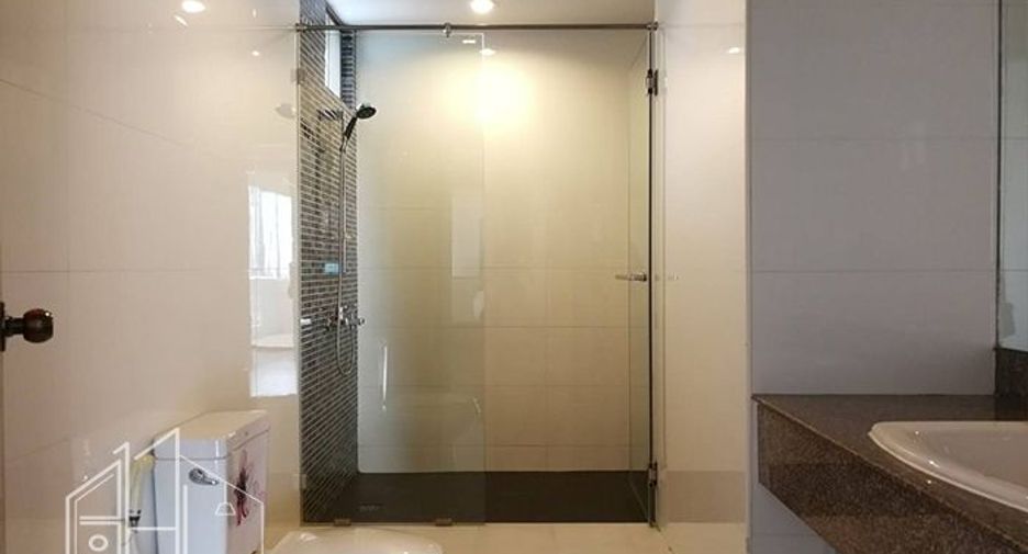For rent 4 bedrooms apartment in Khlong Toei, Bangkok
