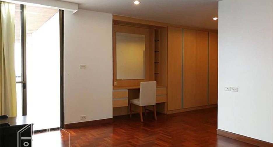 For rent 4 bedrooms apartment in Khlong Toei, Bangkok