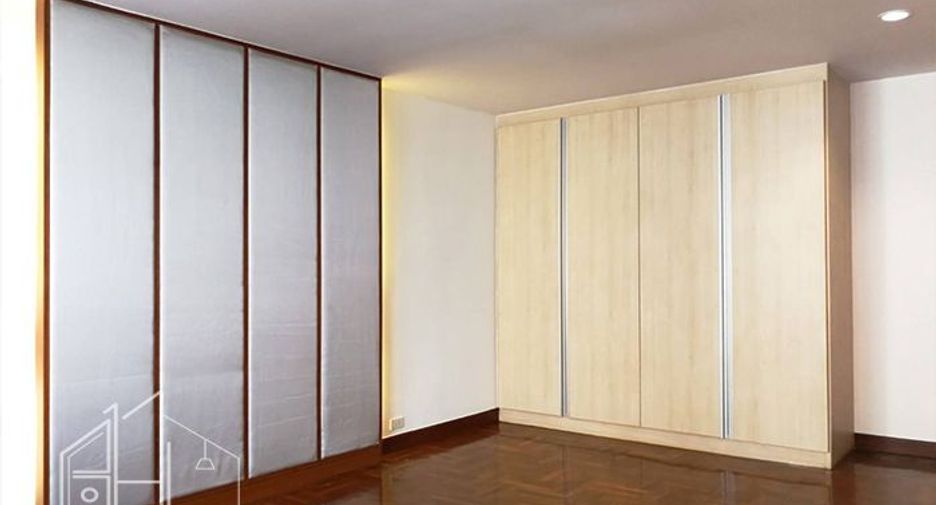 For rent 3 bedrooms condo in Khlong Toei, Bangkok