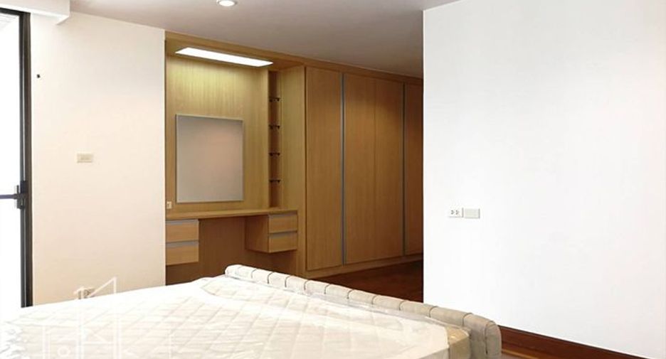 For rent 3 bedrooms condo in Khlong Toei, Bangkok