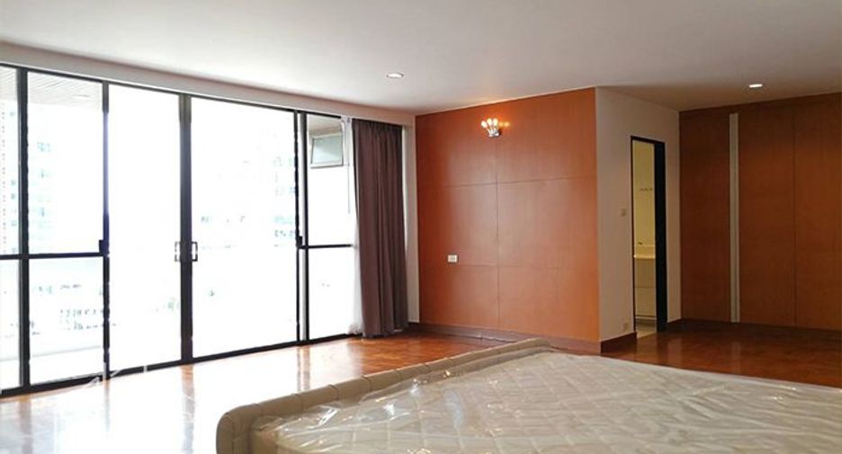 For rent 3 bedrooms condo in Khlong Toei, Bangkok
