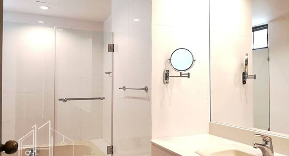 For rent 3 bedrooms condo in Khlong Toei, Bangkok