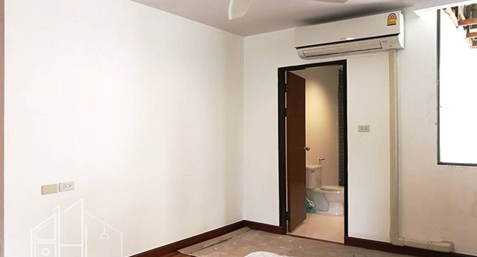 For rent 4 bedrooms condo in Khlong Toei, Bangkok