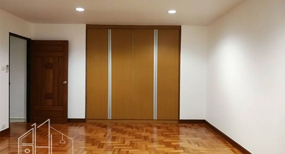 For rent 4 bedrooms condo in Khlong Toei, Bangkok