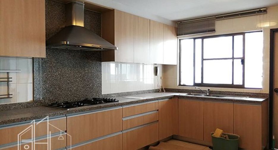 For rent 3 bedrooms apartment in Khlong Toei, Bangkok