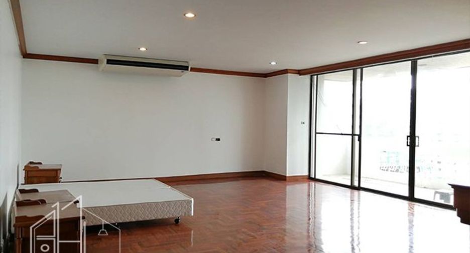 For rent 3 bedrooms apartment in Khlong Toei, Bangkok