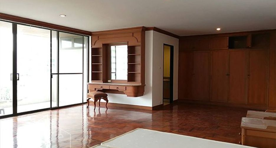 For rent 3 bedrooms apartment in Khlong Toei, Bangkok