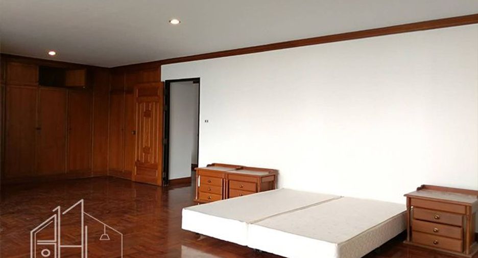 For rent 3 bedrooms apartment in Khlong Toei, Bangkok