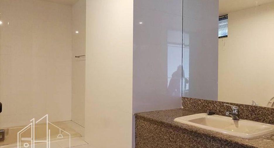 For rent 3 bedrooms apartment in Khlong Toei, Bangkok