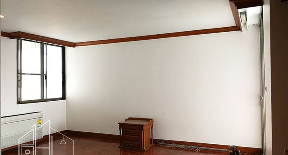 For rent 3 bedrooms apartment in Khlong Toei, Bangkok
